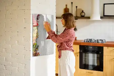 Magnetická tabule na kreslení se zeleninou na dřevěném podkladu