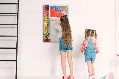 Magnetická tabule na kreslení se zeleninou na dřevěném podkladu