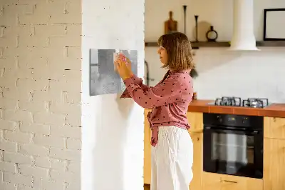 Popisovatelná magnetická tabule v dekoru surové zdi