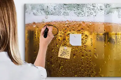 Magnetická kreslící tabule v designu půllitru piva