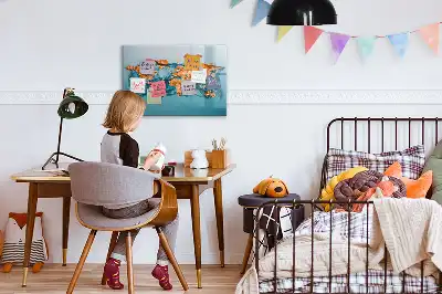 Popisovatelná magnetická tabule s motivem abstraktní mapy světa