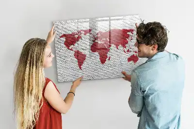 Magnetická tabule s mapou světa motivy cihelné zdi