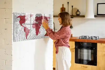 Magnetická tabule s mapou světa motivy cihelné zdi