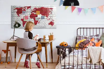 Magnetická tabule s mapou světa motivy cihelné zdi