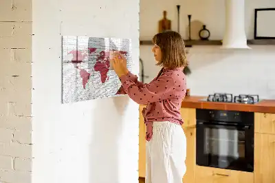 Magnetická tabule s mapou světa motivy cihelné zdi