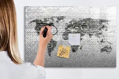 Magnetická kreslící tabule s motivem mapy světa na cihlové zdi