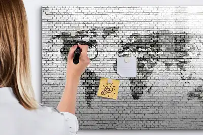 Magnetická kreslící tabule s motivem mapy světa na cihlové zdi