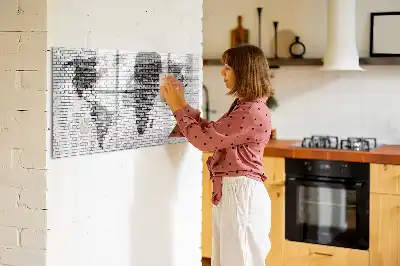 Magnetická kreslící tabule s motivem mapy světa na cihlové zdi
