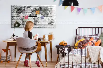 Magnetická kreslící tabule s motivem mapy světa na cihlové zdi