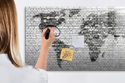 Magnetická kreslící tabule s motivem mapy světa na cihlové zdi