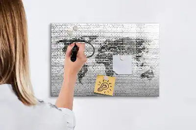 Magnetická kreslící tabule s motivem mapy světa na cihlové zdi