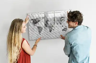 Magnetická kreslící tabule s motivem mapy světa na cihlové zdi