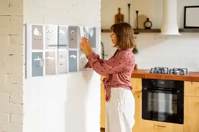 Magnetická tabule ve formě kočičího kalendáře