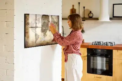 Magnetická tabule s motivem mapy světa v popisovatelném provedení