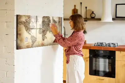 Magnetická tabule s motivem mapy světa v popisovatelném provedení
