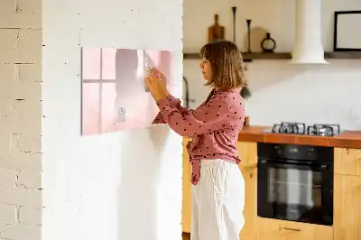 Popisovatelná magnetická tabule v designu růžového mramoru