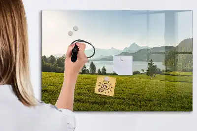 Popisovatelná magnetická tabule s motivem hory a pole
