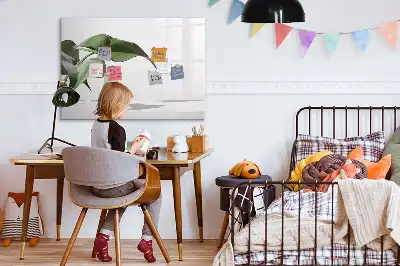 Popisovatelná magnetická tabule s motivem abstraktních listů
