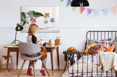Popisovatelná magnetická tabule s motivem abstraktních listů