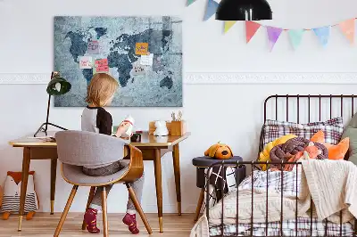 Popisovatelná magnetická tabule s motivem malované mapy světa