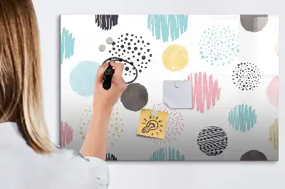 Popisovatelná magnetická tabule s geometrickým vzorem