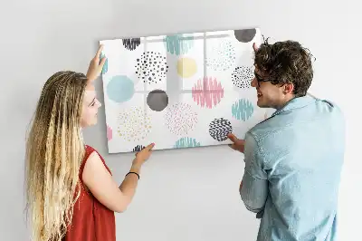 Popisovatelná magnetická tabule s geometrickým vzorem