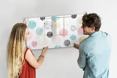 Popisovatelná magnetická tabule s geometrickým vzorem