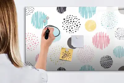 Popisovatelná magnetická tabule s geometrickým vzorem