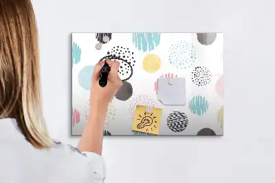Popisovatelná magnetická tabule s geometrickým vzorem