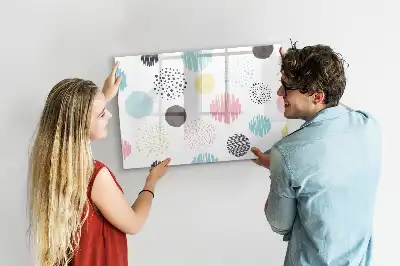 Popisovatelná magnetická tabule s geometrickým vzorem