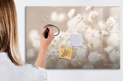 Popisovatelná magnetická tabule s motivem malých bílých květin