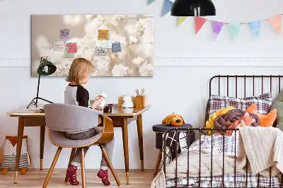 Popisovatelná magnetická tabule s motivem malých bílých květin