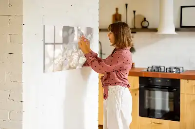 Popisovatelná magnetická tabule s motivem malých bílých květin