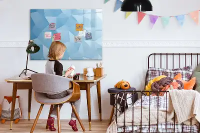 Popisovatelná magnetická tabule s motivem abstrakce trojúhelníků