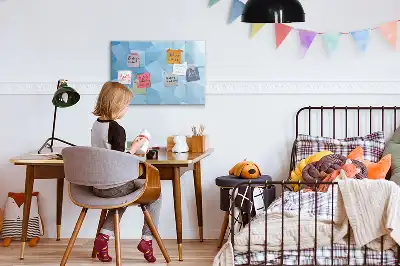 Popisovatelná magnetická tabule s motivem abstrakce trojúhelníků