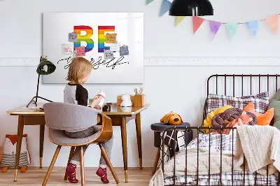 Popisovatelná magnetická tabule s nápisem Buď sám sebou