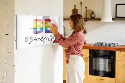 Popisovatelná magnetická tabule s nápisem Buď sám sebou