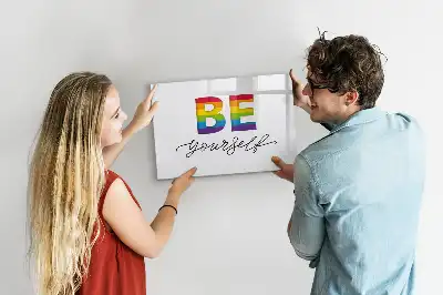 Popisovatelná magnetická tabule s nápisem Buď sám sebou