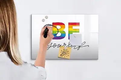 Popisovatelná magnetická tabule s nápisem Buď sám sebou