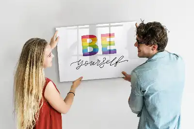 Popisovatelná magnetická tabule s nápisem Buď sám sebou