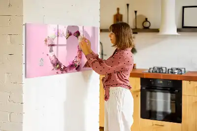 Popisovatelná magnetická tabule ve tvaru srdce z květin
