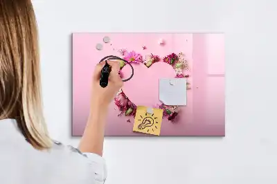 Popisovatelná magnetická tabule ve tvaru srdce z květin