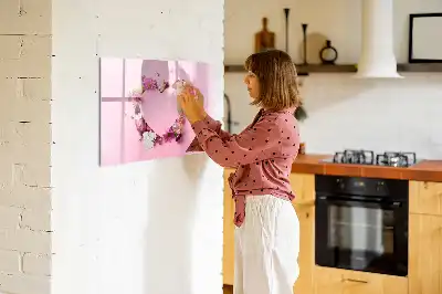 Popisovatelná magnetická tabule ve tvaru srdce z květin