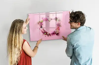 Popisovatelná magnetická tabule ve tvaru srdce z květin