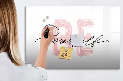 Popisovatelná magnetická tabule s nápisem Buď sám sebou
