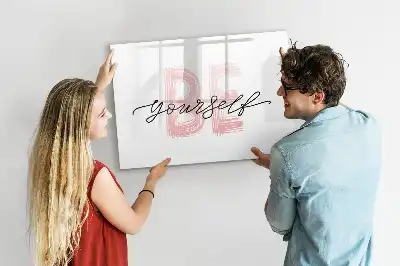 Popisovatelná magnetická tabule s nápisem Buď sám sebou