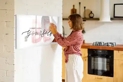 Popisovatelná magnetická tabule s nápisem Buď sám sebou