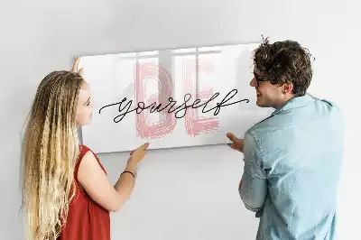 Popisovatelná magnetická tabule s nápisem Buď sám sebou