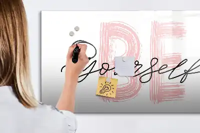 Popisovatelná magnetická tabule s nápisem Buď sám sebou