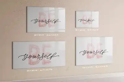 Popisovatelná magnetická tabule s nápisem Buď sám sebou